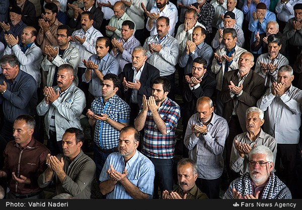 امام جمعه اصفهان: اگر کنترل قیمت‌ها از دست دولت خارج شده بگویند تا ما دعا کنیم