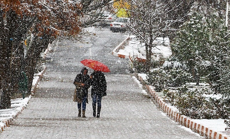 بارش برف در ۸ محور مواصلاتی کشور