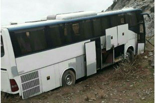 تصادف اتوبوس با تریلی در محور جهرم/ یک کشته و 6 مجروح
