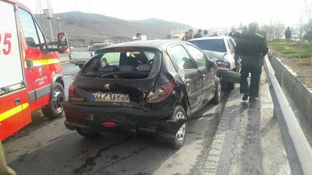 برخورد اتوبوس با 5 خودرو در اتوبان قم- تهران