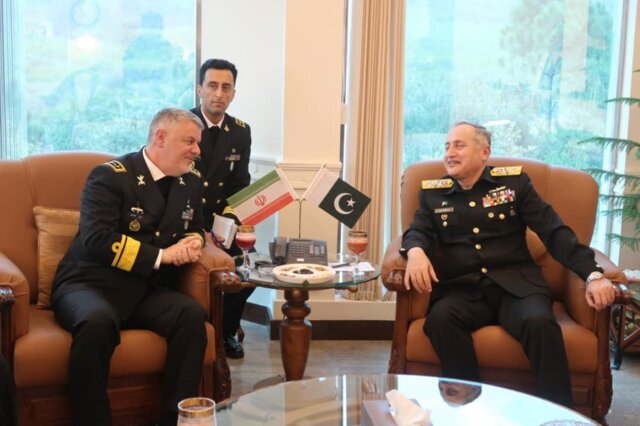 تاکید فرماندهان نیروی دریایی ایران و پاکستان بر گسترش روابط طرفین