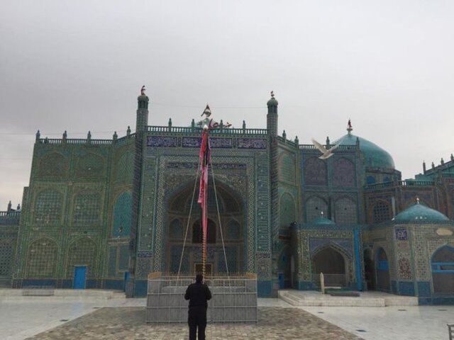 پرچم نوروز در تاریکی و خلوت در مزار شریف برافراشته شد