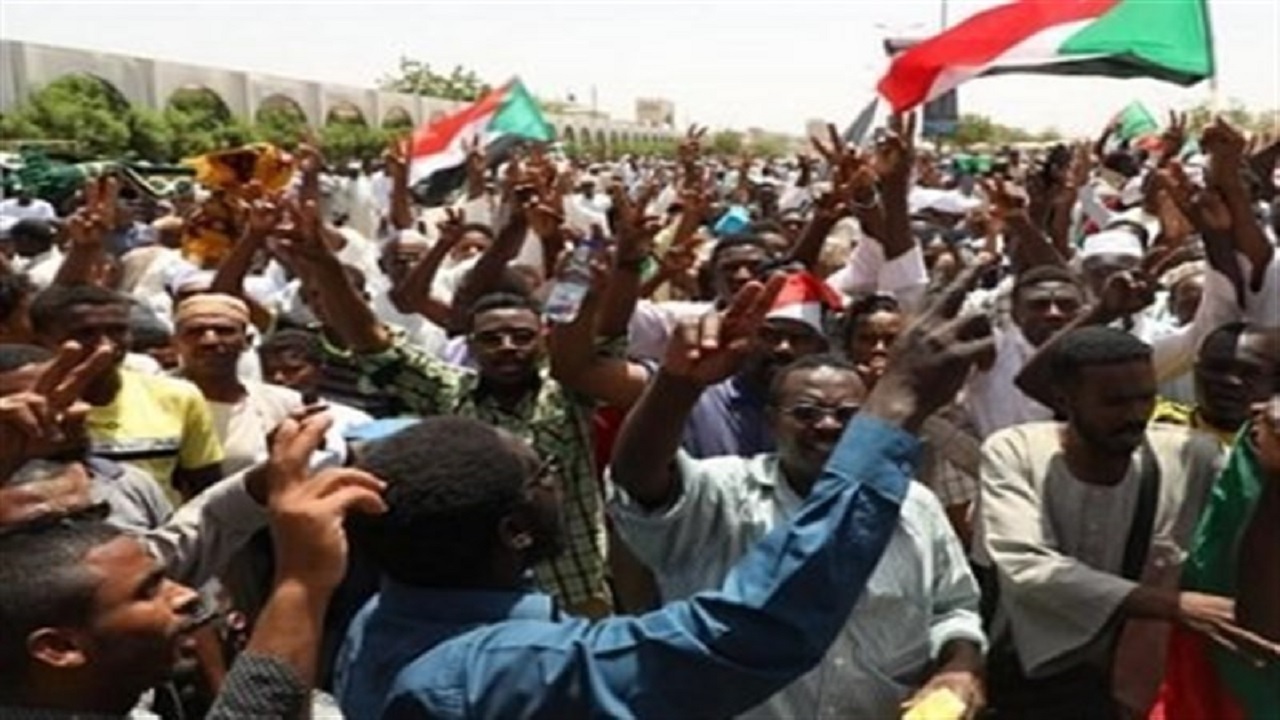 زمزمه های بروز کودتا در سودان؛ بازداشت نخست وزیر و وزرای کابینه از سوی افراد مسلح