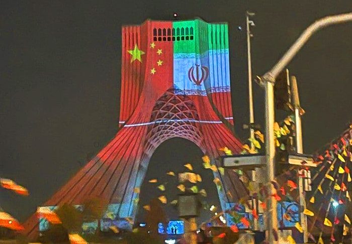 واکنش سازمان زیباسازی به اکران پرچم چین روی برج آزادی/ شهرداری در جریان نبود