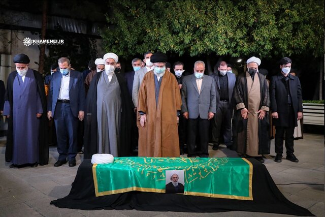 رهبر انقلاب بر پیکر حجت‌‍‌الاسلام‌والمسلمین ری‌شهری نماز اقامه کردند
