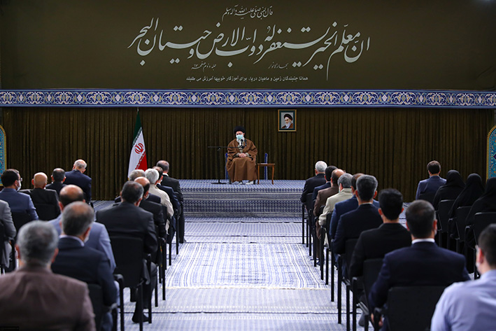 کیفیت معلم و تدیّن، اخلاق و مهارت‌های او بسیار مهم است