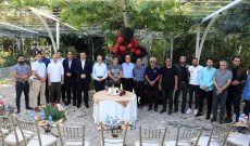 حضور جمعی از مسئولین و پیشکسوتان فوتبال در جشن تولد ۵۱ سالگی خداداد عزیزی