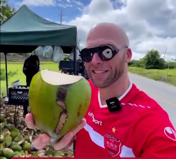 لباس پرسپولیس بر تن بلاگر معروف آمریکایی/عکس لباس پرسپولیس بر تن بلاگر معروف آمریکایی/عکس