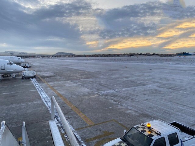 باند فرودگاه مشهد یخ زده است/ پافشاری شرکت‌های هواپیمایی برای برقراری پروازها