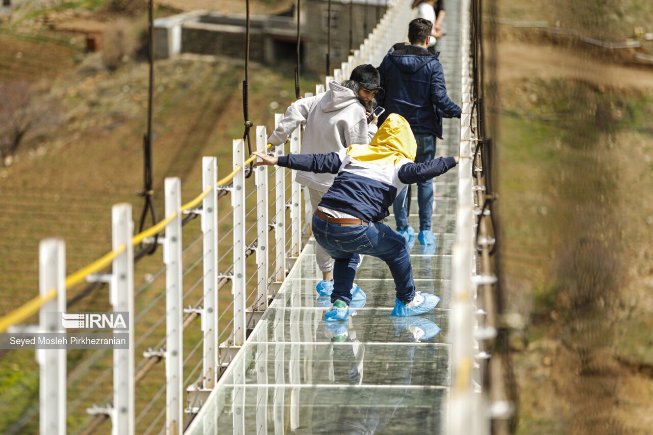 بازدید از بزرگترین پل شیشه ای معلق ایران