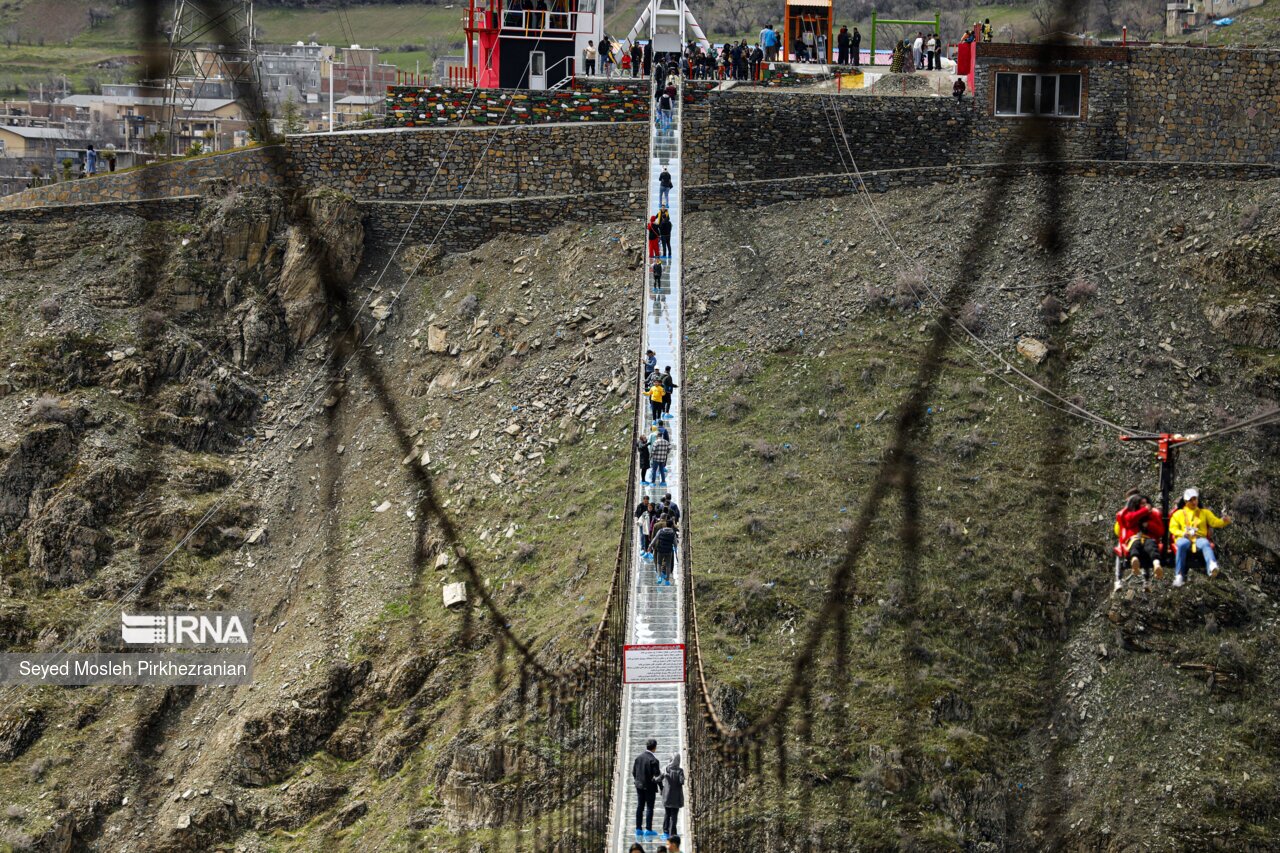 بازدید از بزرگترین پل شیشه ای معلق ایران