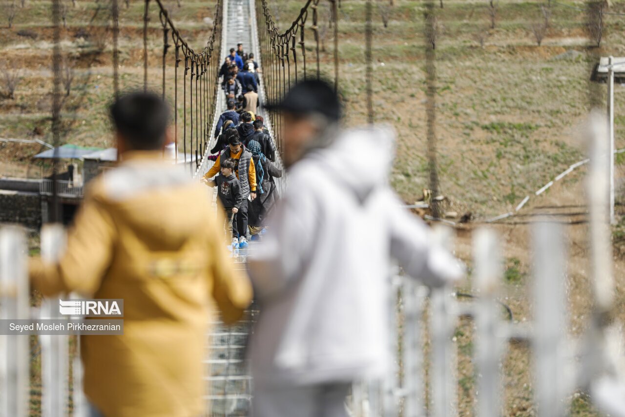بازدید از بزرگترین پل شیشه ای معلق ایران