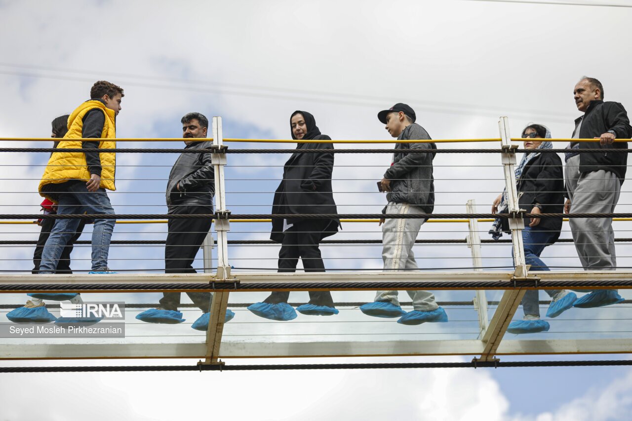 بازدید از بزرگترین پل شیشه ای معلق ایران