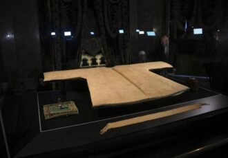 تشکیل صف‌ طولانی برای دیدن لباس پشمی پیامبر(ص)