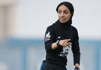 داور زن از اتاق VAR داربی خط خورد داور زن از اتاق VAR داربی خط خورد