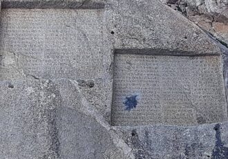 سیاهی جای نارنجک بر صورت گنجنامه! سیاهی جای نارنجک بر صورت گنجنامه!