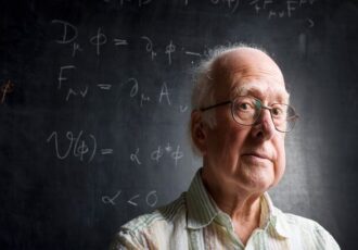 فیزیکدان مشهور خالق ذره خدا درگذشت