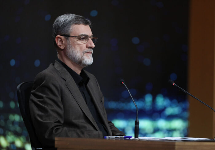 قاضیزاده هاشمی: دیپلماسی خندیدن و امتیاز دادن نیست قاضیزاده هاشمی: دیپلماسی خندیدن و امتیاز دادن نیست