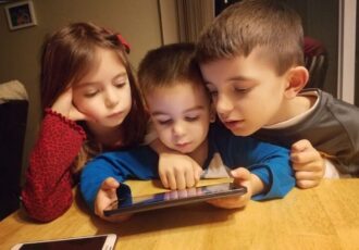 خطر اوتیسم با استفاده از موبایل کودکان را تهدید می کند