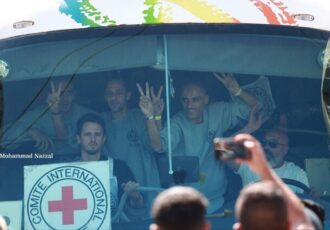 ورود اولین اتوبوس اسرای آزادشده فلسطینی به غزه ورود اولین اتوبوس اسرای آزادشده فلسطینی به غزه