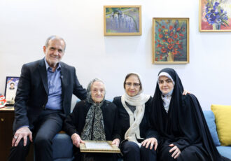 دیدار پزشکیان با خانواده شهید مسیحی؛ «ایران، سرزمین هم‌وطنان شهیدپرور از هر آئین»