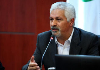 "عذرخواهی کنید و کنار بروید" “عذرخواهی کنید و کنار بروید”
