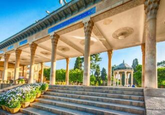 همسایگان لسان الغیب در باغ حافظیه شیراز همسایگان لسان الغیب در باغ حافظیه شیراز