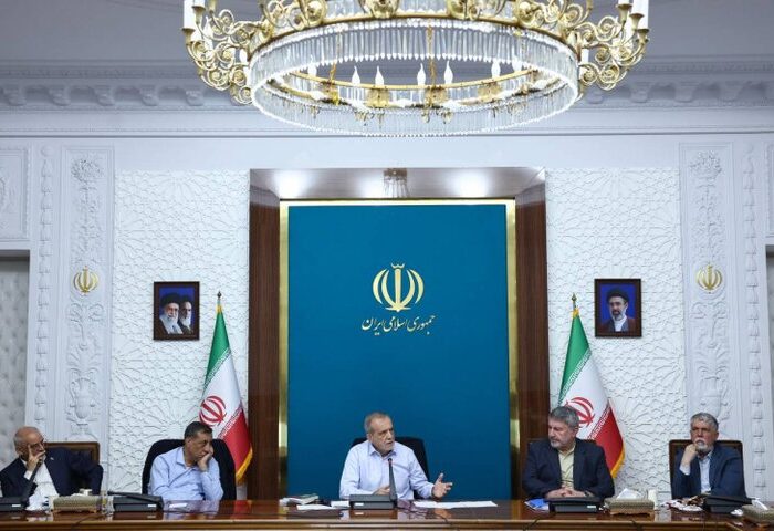 با همراهی مردم مقابل زورگویی می‌ایستیم/ تأمین معیشت مردم اولویت اصلی ماست